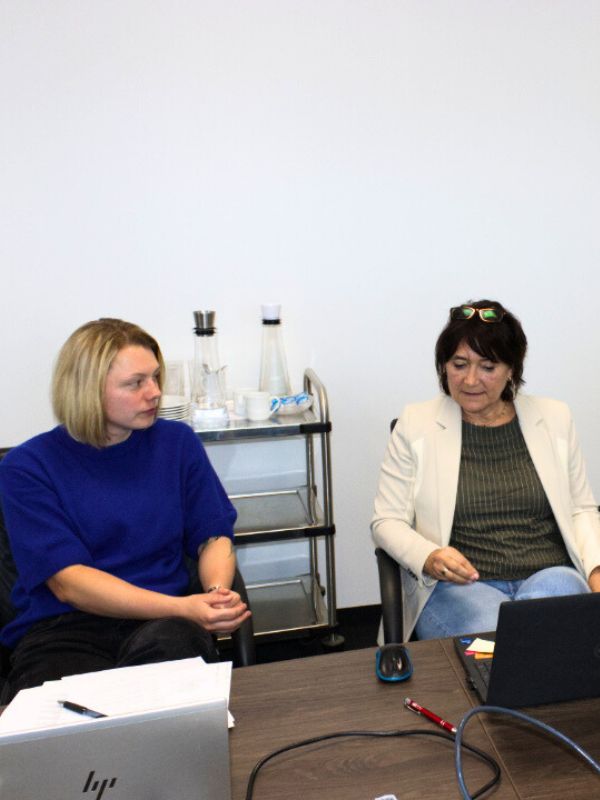 Zwei Teilnehmerinnen besprechen im Rahmen des internen Qualitätsmanagementsystems interne Auditierung, Anforderungen und Vereinbarungen zwischen Kunde und Lieferant.